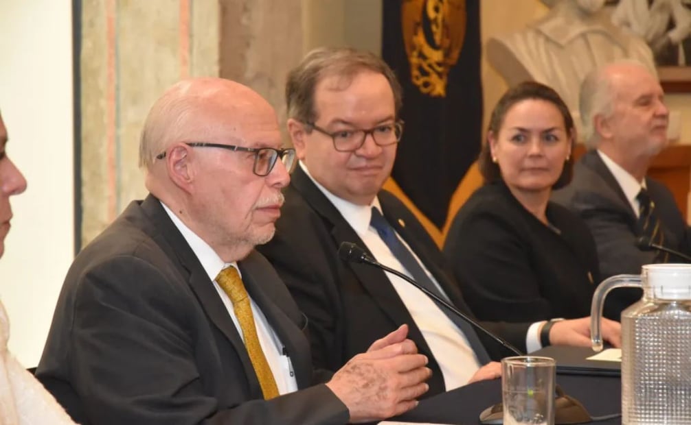 El rector Leonardo Lomelí develó una fotografía del exrector y exsecretario de Salud, José Narro Robles, en la Galería de Profesores Eméritos. Foto: UNAM