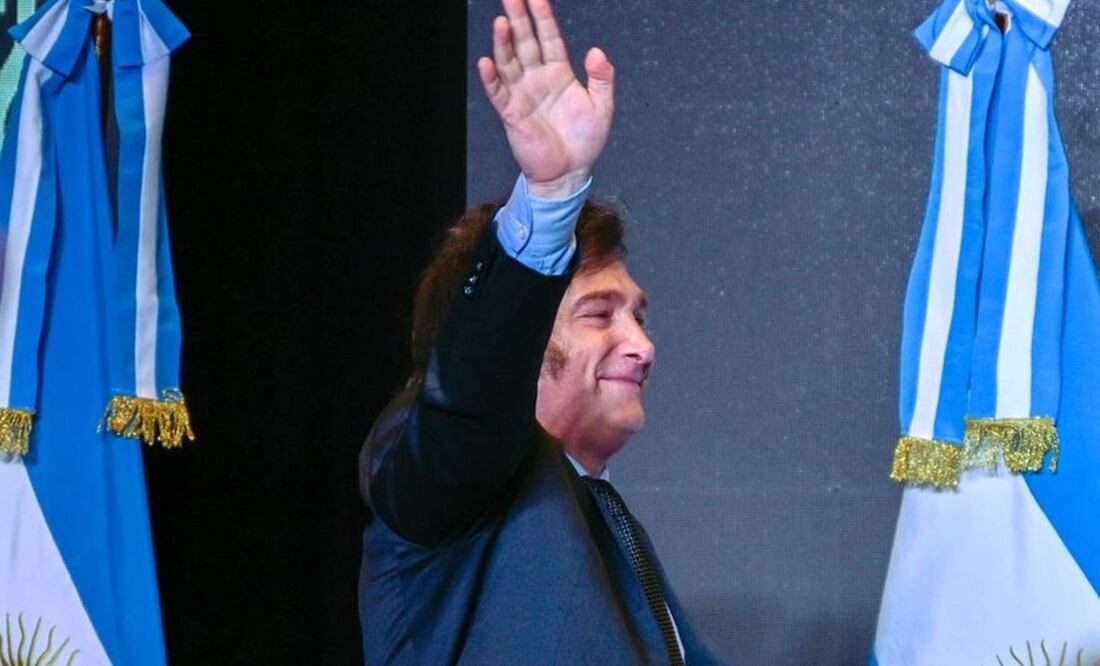 Javier Milei saluda a sus partidarios después de ganar la segunda vuelta de las elecciones presidenciales, el 19 de noviembre de 2023. FOTO: AFP