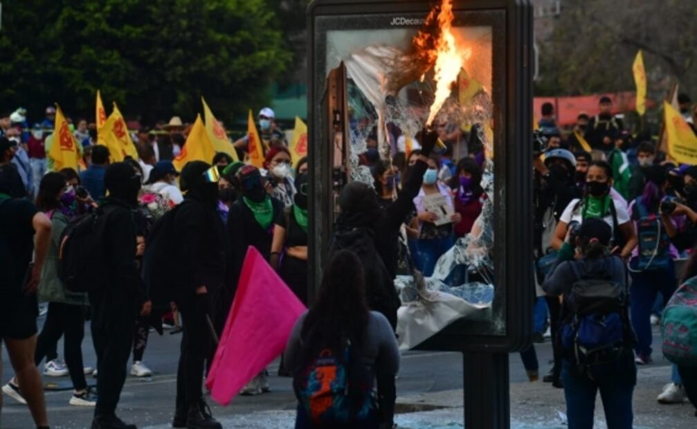 El violeta le gana al bloque negro; dominan consignas y reclamos en marcha por el 25N 