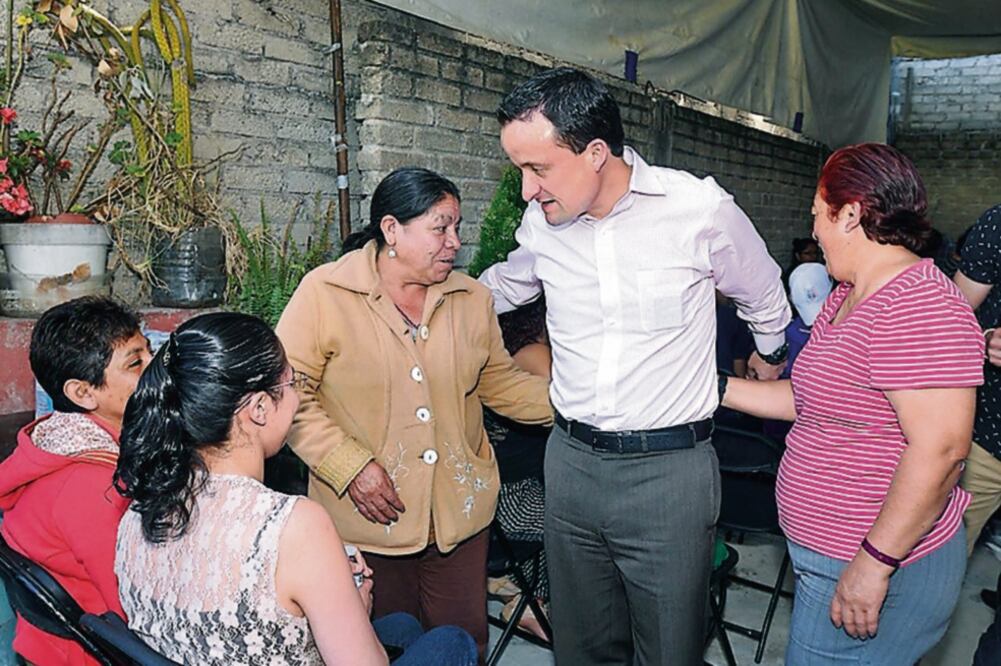 El abanderado del PRI, Mikel Arriola, recorrió ayer colonias de la delegación Álvaro Obregón, donde vecinos dijeron recibir presiones para apoyar al Frente. (ESPECIAL)