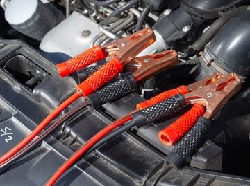 Cómo usar las pinzas si tu auto se quedó sin batería