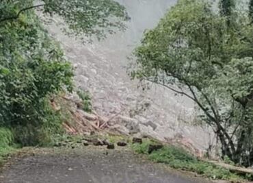 Desgajamiento de cerro mantiene cerrada carretera Pisaflores-Chapulhuacán en Hidalgo; automovilista se salva de milagro