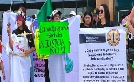 Personal del Poder Judicial de Quintana Roo protesta en el Aeropuerto de Cancún contra Reforma Judicial