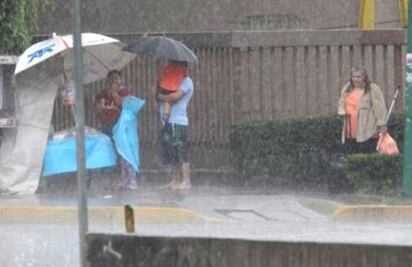 Llueve en 11 delegaciones; graniza en Cuauhtémoc