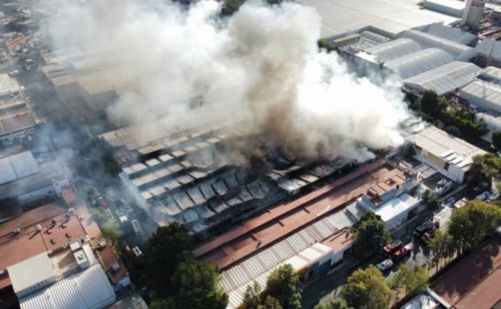VIDEO: Desalojan a 600 personas por incendio en fábrica de Azcapotzalco