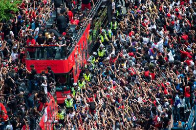 Miles de personas festejan en el desfile de los Raptors de Toronto