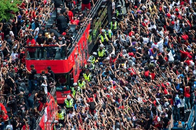Miles de personas festejan en el desfile de los Raptors de Toronto