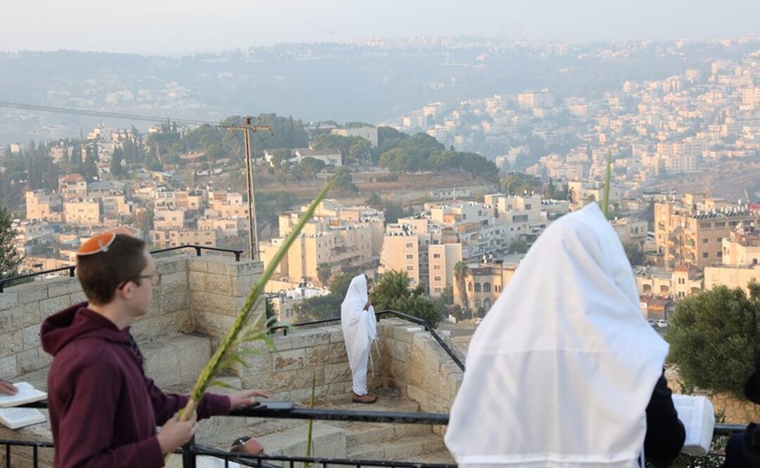 Judíos ultraortodoxos durante el rezo de la oración de 'Hoshana Raba ' en el séptimo día de Sucot, la Fiesta de los Tabernáculos, en el Monte de los Olivos en Jerusalén. Foto: EFE