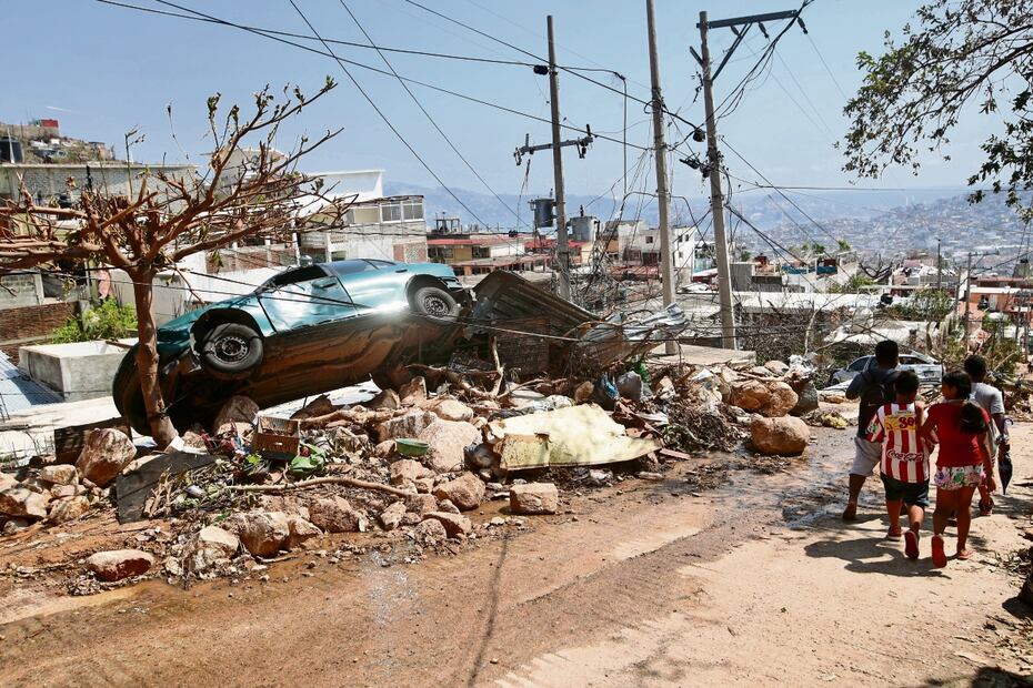 La acumulación de escombros, árboles caídos y autos inservibles es la característica que tiene, hoy en día, el paisaje de Acapulco, a casi una semana de que Otis devastó la ciudad. Foto: Valente Rosas | El Universal