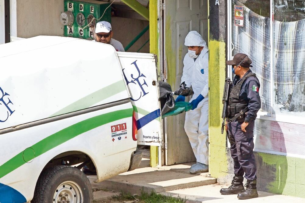 Peritos forenses trasladan al Semefo uno de los cuerpos localizados en el fraccionamiento Villa Fontana Acua, de Tlajomulco. (CARLOS ZEPEDA. EL UNIVERSAL)