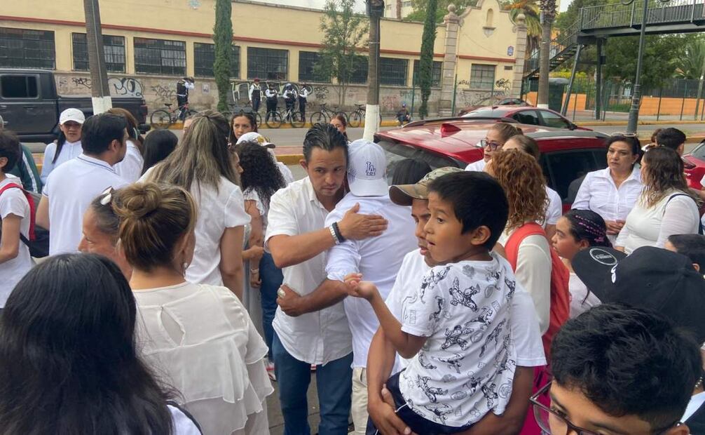 La marcha fue convocada por el mismo papá, Carlos Arellano, quien al término agradeció a toda la gente que se unió a la protestas.
Foto: Especial.
