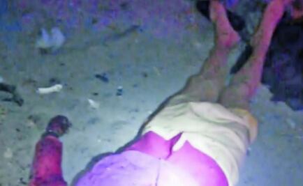 Tiran cadáver de hombre vestido con ropa de mujer en basurero de Neza