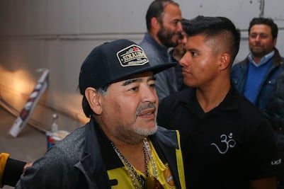 Con prisa y sin sueño Maradona abandona México