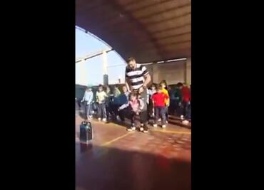 Maestro de baile hace arnés a niña que no puede caminar