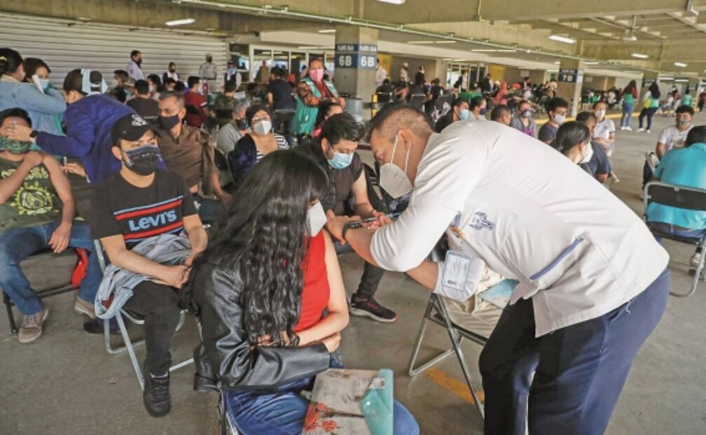 Jóvenes se vacunan a ritmo de reguetón en la Arena CDMX