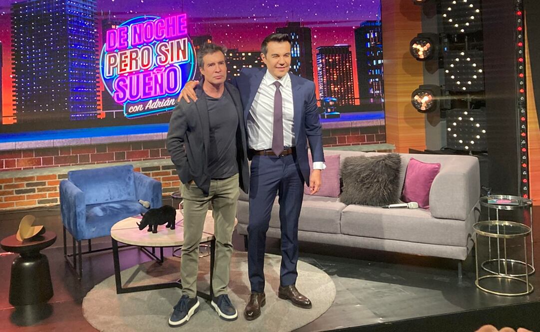 Adrián Uribe y el productor Miguel Ángel Fox durante la presentación de la nueva temporada de "De noche pero sin sueño". Foto: Armando Pereda/ EL UNIVERSAL.
