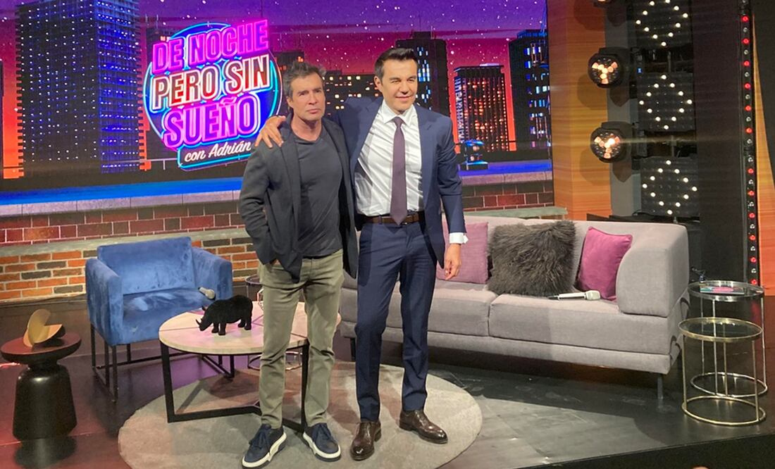 Adrián Uribe y el productor Miguel Ángel Fox durante la presentación de la nueva temporada de "De noche pero sin sueño". Foto: Armando Pereda/ EL UNIVERSAL.