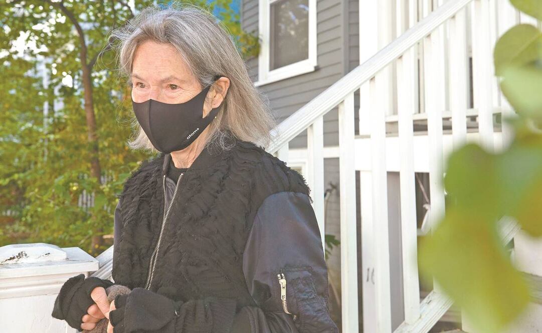 Aunque prefiere mantener un bajo perfil, Louise Glück habló ayer con la prensa afuera de su casa en Cambridge, tras saberse la noticia del Nobel. Foto: MICHAEL DWYER. AP