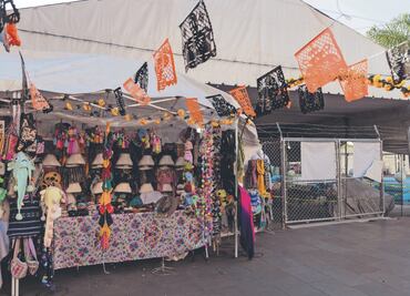 Artesanos se instalan afuera del Teatro Blanquita