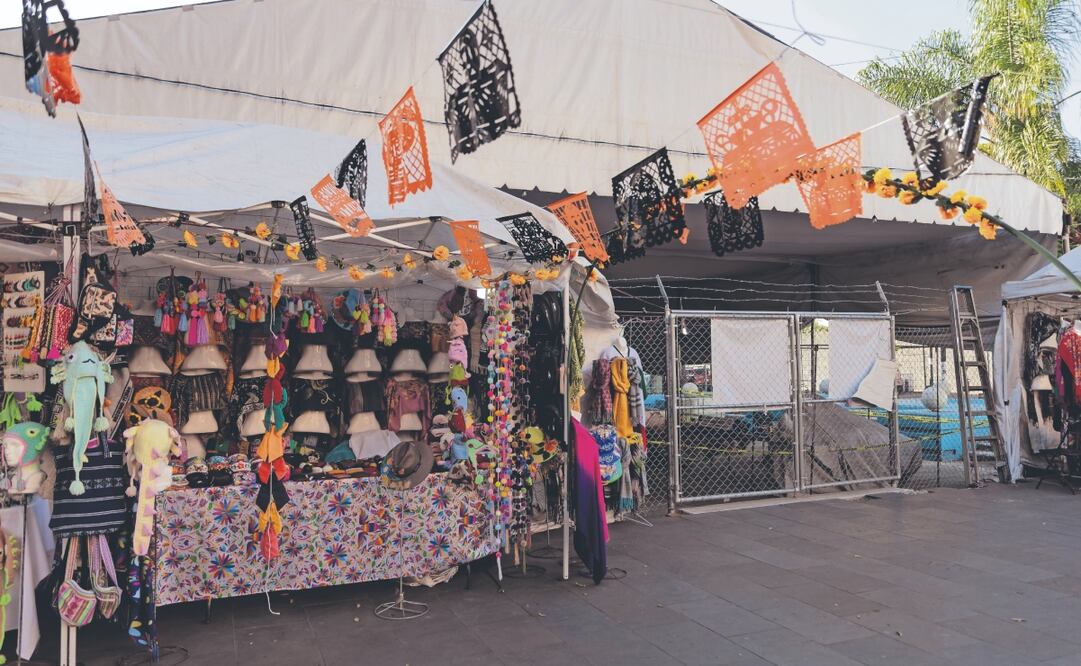 Vendedores ambulantes se colocaron a las afueras del Teatro Blanquita, porque en el interior del Centro Artesanal no vendían. Foto: de HUGO SALVADOR. EL UNIVERSAL