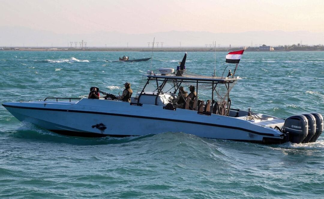 Miembros de los guardacostas yemeníes viajan en una patrulla en el mar Rojo. Foto. AFP