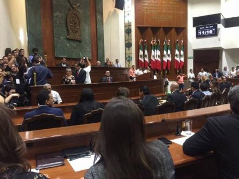 Entre gritos e insultos se instaló la LXIII Legislatura local en Sinaloa