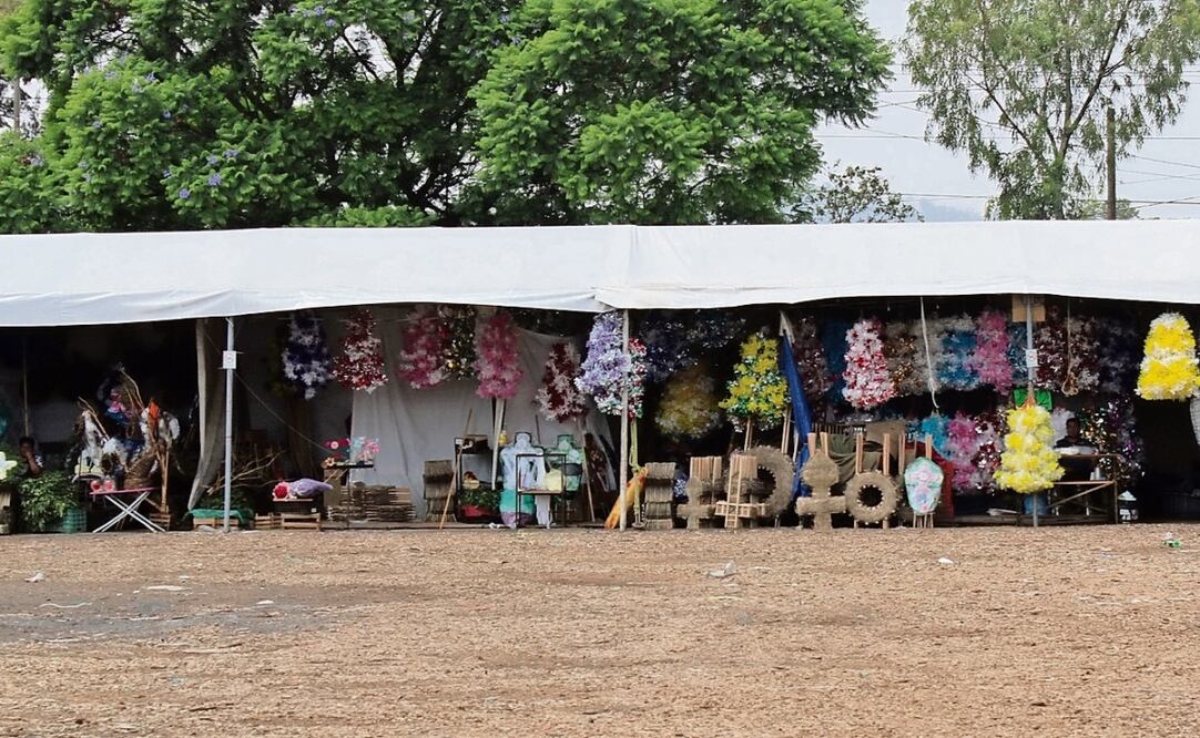 En la Central de Abasto, la zona afectada por el incendio permanece cercada con vallas metálicas tipo rompeolas, resguardada por una grúa amarilla y vigilancia permanente de elementos de la policía capitalina. Foto: Fernando Zamora / EL UNIVERSAL