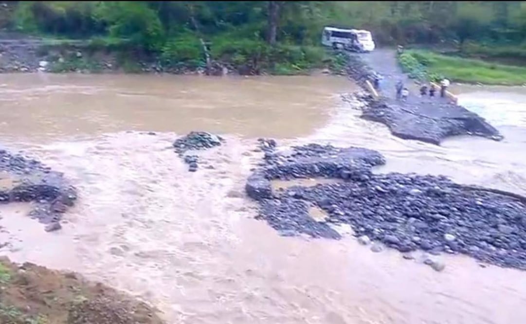 Colapsa puente en Huehuetla, Hidalgo; lluvias obligan a cerrar el paso de forma preventiva.
Foto: Especial.
