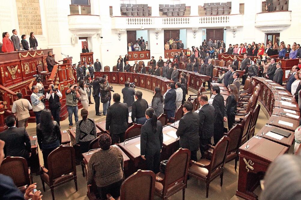 Los diputados locales se reunieron para una sesión solemne por el 30 aniversario del sismo de 1985 (ADRIÁN HERNÁNDEZ. EL UNIVERSAL)