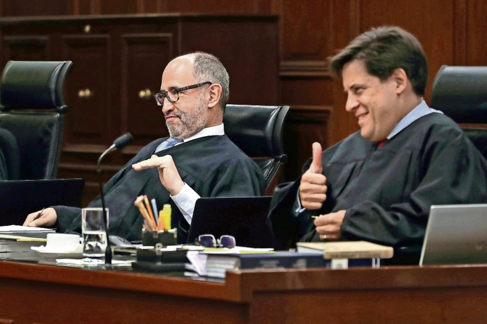 Los ministros de la SCJN, José Ramón Cossío (izq.) y Alfredo Gutiérrez Ortiz Mena (der.), durante la votación de los 42 candidatos para el Tribunal Electoral del Poder Judicial de la Federación (JUAN CARLOS REYES. EL UNIVERSAL)