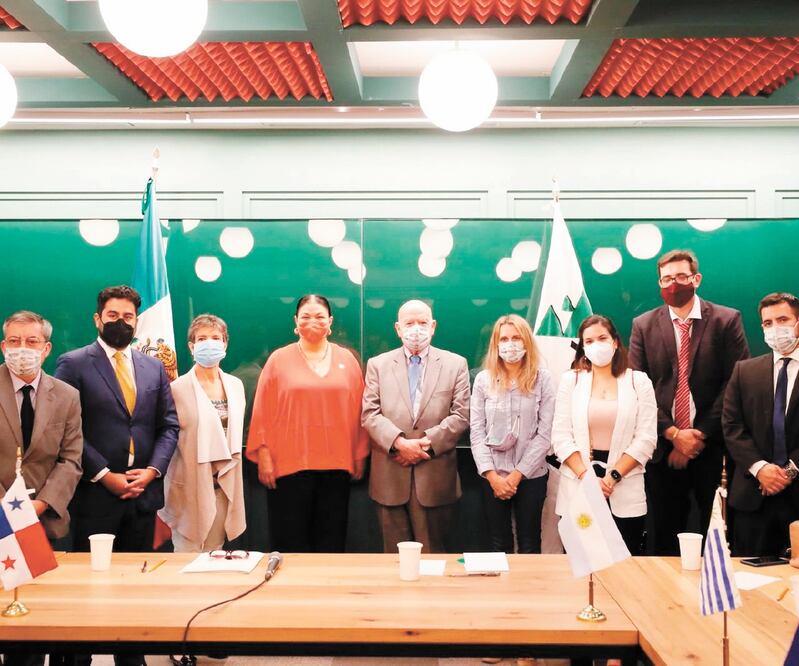 La presidenta de la Mesa Directiva de la Cámara de Diputados, Dulce María Sauri (cuarta de izq. a der.) y a su lado el senador chileno José Miguel Insulza, quien encabeza la Misión de Observación Electoral de la Copppal. FOTO: TOMADA DE TWITTER