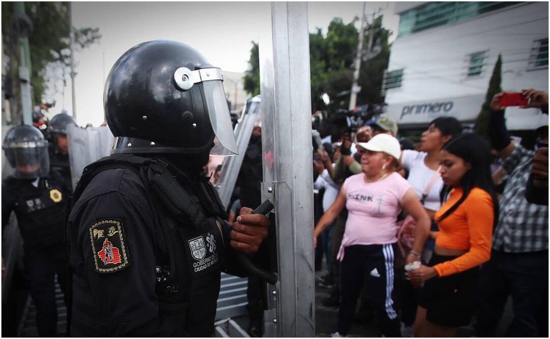 Familiares ayer pelearon con la policía al no recibir una respuesta concreta sobre la situación en el reclusorio Oriente. Foto: Francisco Rodríguez/ EL UNIVERSAL