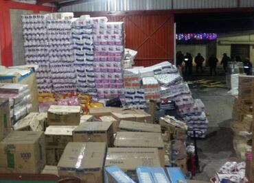 Policías recuperan camión con mercancía robada; detienen a 11 personas