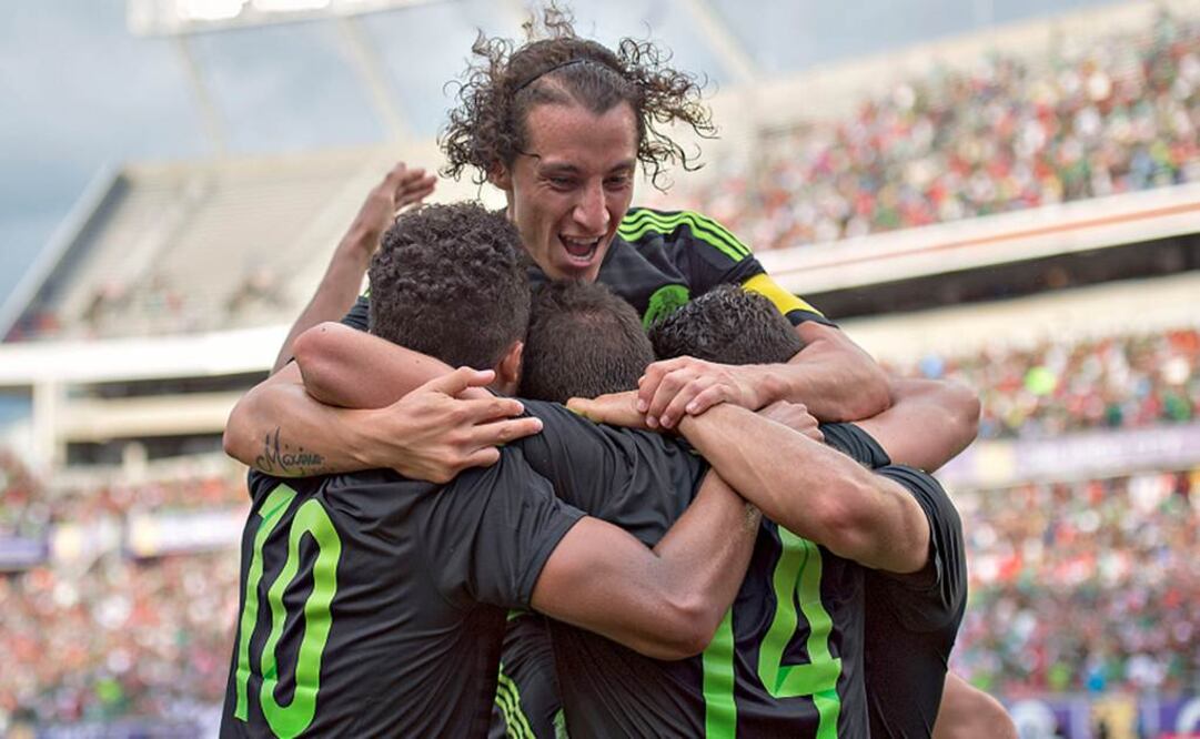 Los futbolistas mexicano celebran uno de sus dos goles. Imago7