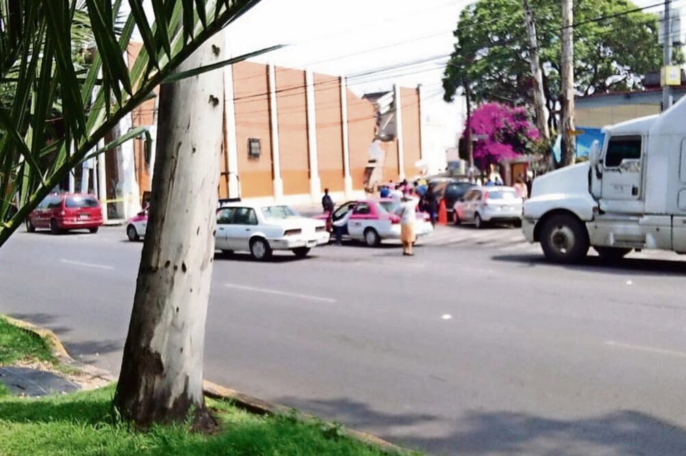 Cuidados. De acuerdo con vecinos, antes del incidente notaron la presencia de maquinaria pesada retirando el techo de la estructura afectada (ESPECIAL)