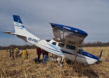 Avioneta con tres pasajeros aterriza de emergencia en Sinaloa