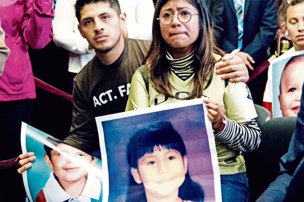 Karen Caudillo, de 21 años, y Jairo Reyes, de 25, quienes fueron llevados a EU por sus padres cuando eran niños, y su futuro es incierto tras el fin del DACA. (JOSÉ LUIS MAGANA. AP)