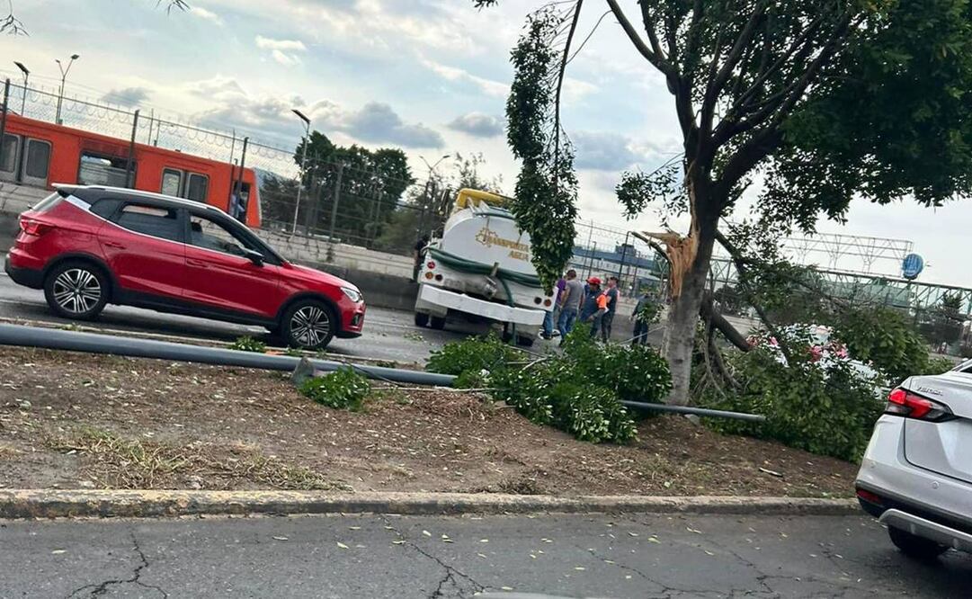 Una pipa impactó a varios vehículos cuando el conductor perdió el control al circular sobre la Avenida Central, a la altura de la estación del metro Olímpica. (Foto: especial)