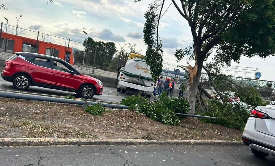 Una pipa impactó a varios vehículos cuando el conductor perdió el control al circular sobre la Avenida Central, a la altura de la estación del metro Olímpica. (Foto: especial)