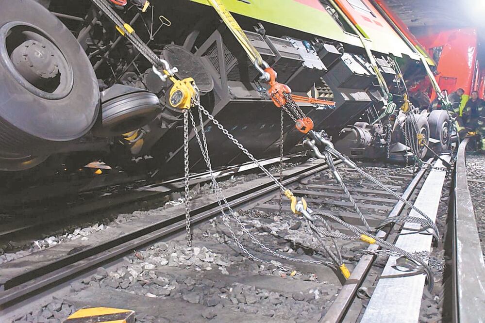 Unos 200 trabajadores del Metro, apoyados por 28 bomberos, desacoplaron, ayer, uno de los trenes siniestrados para avanzar en el retiro de escombros. Foto: ESPECIAL