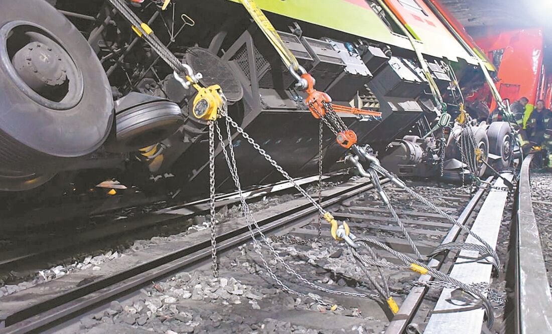 Unos 200 trabajadores del Metro, apoyados por 28 bomberos, desacoplaron, ayer, uno de los trenes siniestrados para avanzar en el retiro de escombros. Foto: ESPECIAL