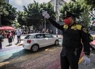 “No me importo que estuviera mojado, ese es mi trabajo”, dice Daniel, policía que auxilió a automovilistas durante la inundación en Periférico