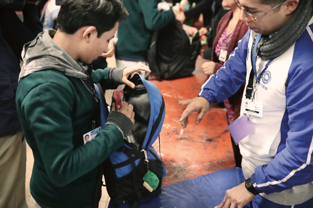 El plan se aplica en escuelas de todos los niveles, pero en algunas primarias no hay carteles o avisos sobre la inspección de mochilas (ARCHIVO EL UNIVERSAL)