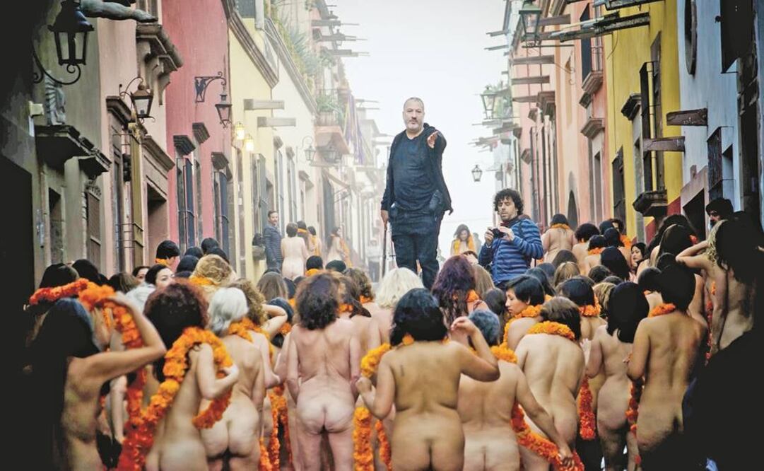 Tunick trabajando en San Miguel de Allende, en 2014. FOTO: Archivo.