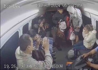 VIDEO: "¡Celulares y carteras!": Jóvenes armados asaltan combi en Naucalpan