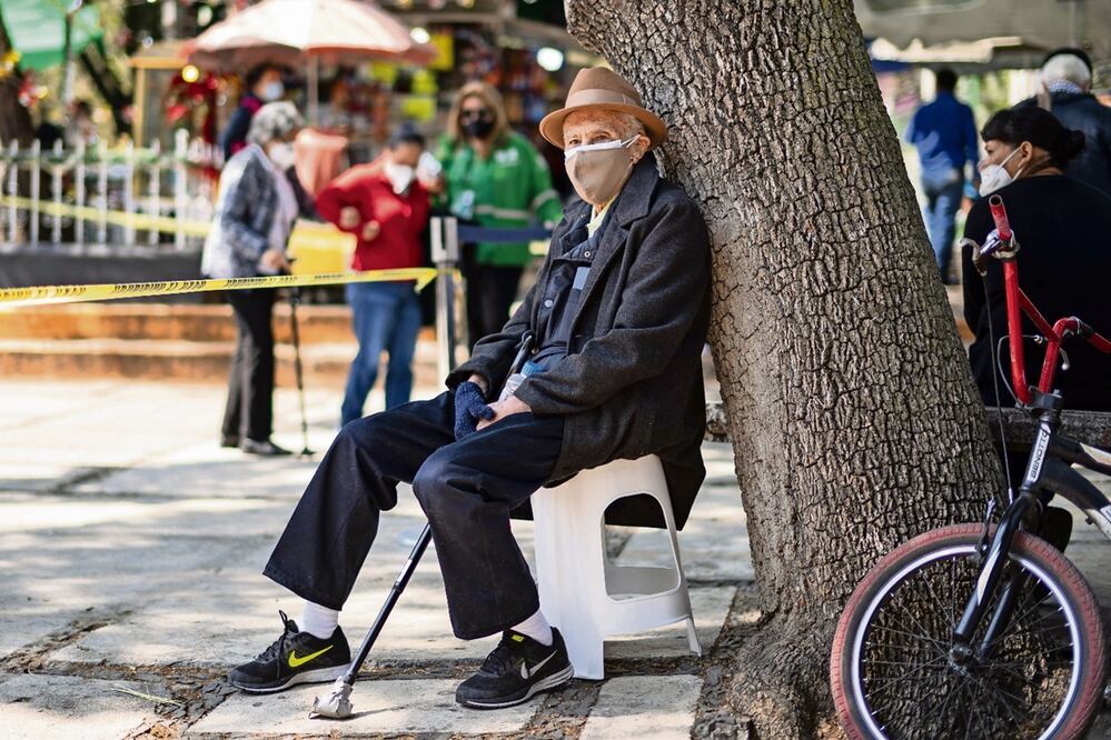 Personas con más de 60 años fueron las primeras en recibir la inmunización. Foto: Xinhua/Luis Licona, archivo 