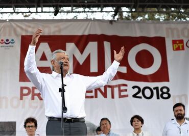 Fundadora del PRD y ex líder del PAN acompañan a AMLO en mitin