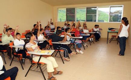 Padres relevan 11 maestros por paro magisterial en Chiapas