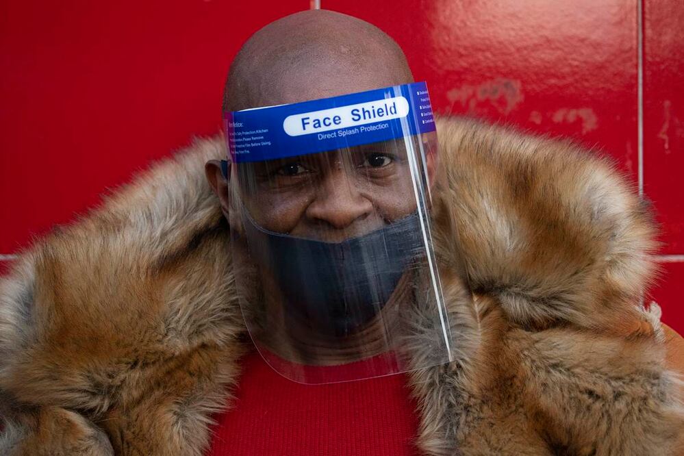 Clarence McCollumutiliza una mascarilla y un escudo de plástico para protegerse del contagio del coronavirus, Nueva York, 16 de abril de 2020.(AP Foto/Mark Lennihan)