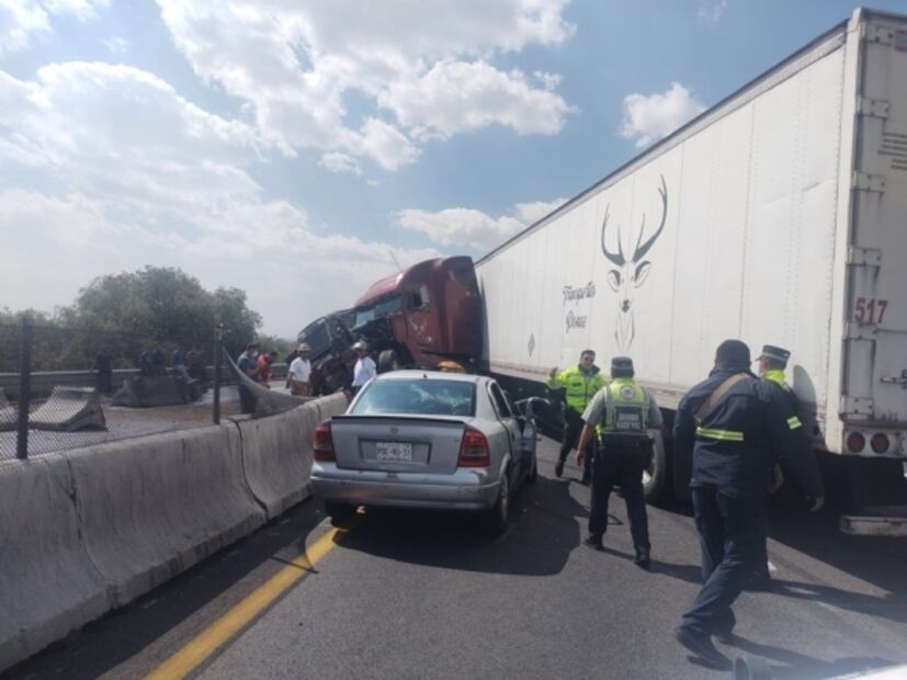 Tráiler choca contra muro de contención y un auto en Teotihuacán; hay 6 lesionados